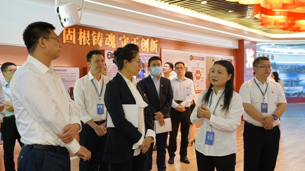 农明姬副书记介绍南宁交投集团党建学习教育实践基地建设成果.jpg