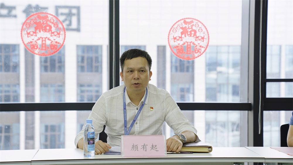 市民卡公司党支部书记颜有起同志代表支委汇报了上半年党支部工作开展情况.jpg