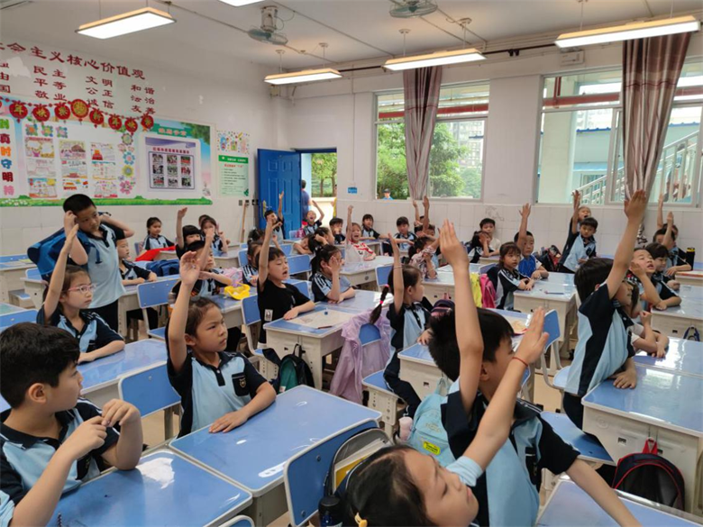同学们踊跃举手回答问题.png
