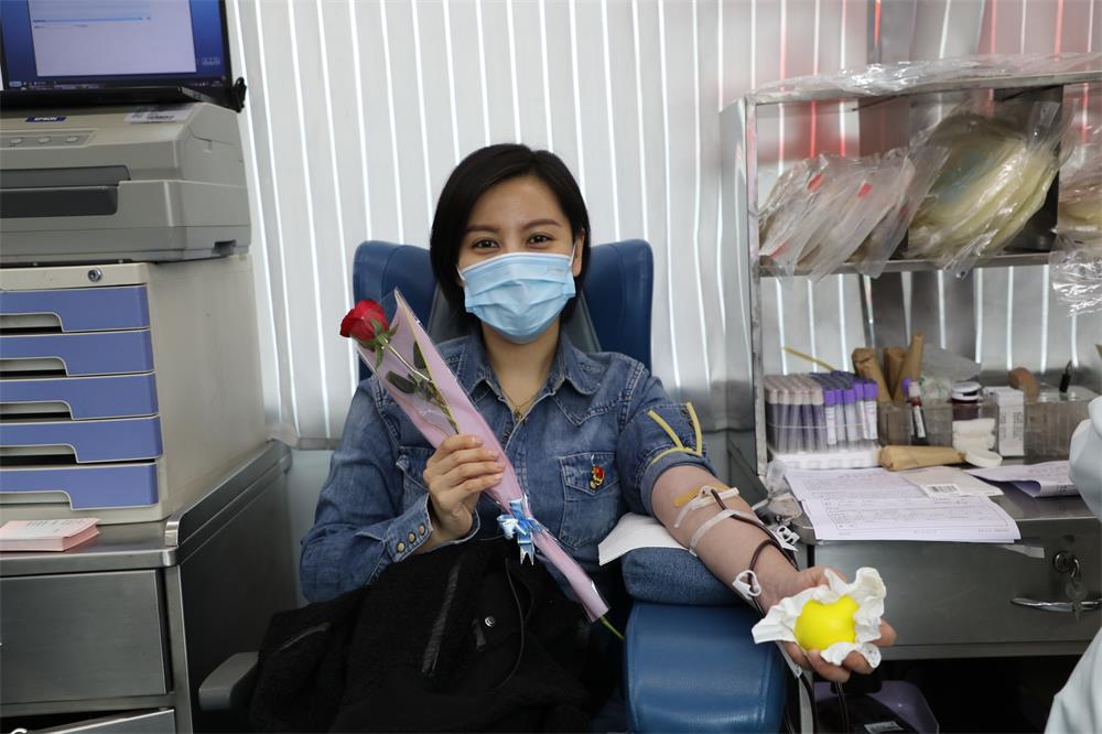 党员代表积极参与无偿献血活动.jpg