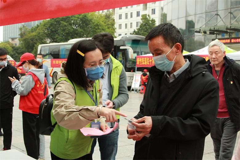 “智在必行”志愿者讲解老人优待、换乘优惠政策.jpg